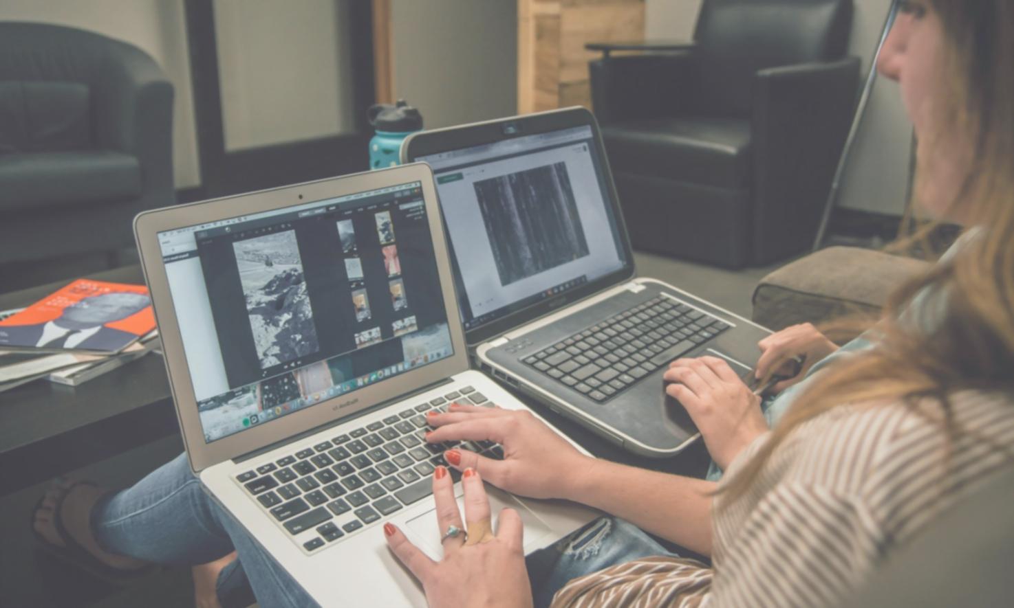 Espace de formation collaboratif avec entrepreneurs travaillant ensemble